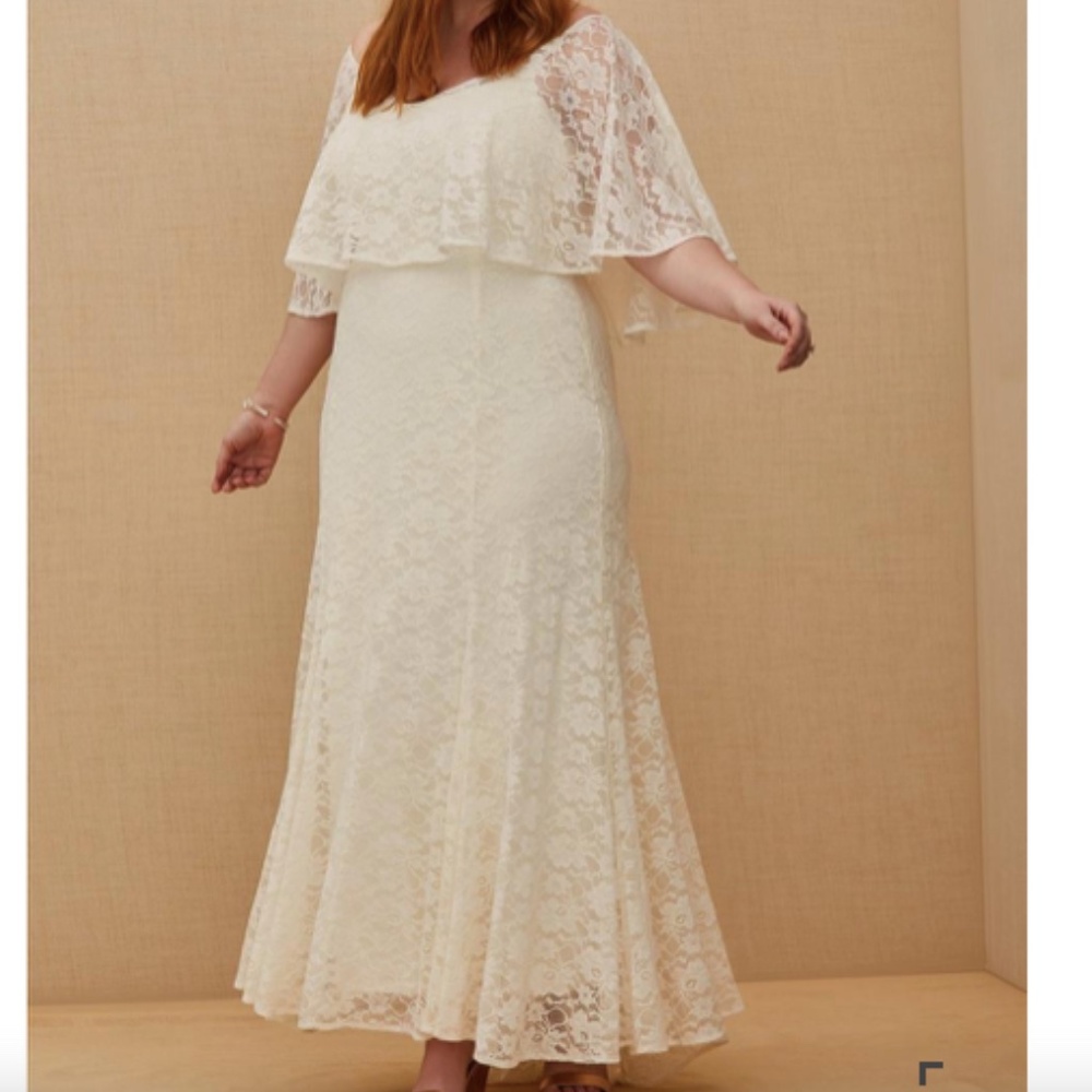 Beautiful  TORRID IVORY LACE CAPELET WEDDING DRESS